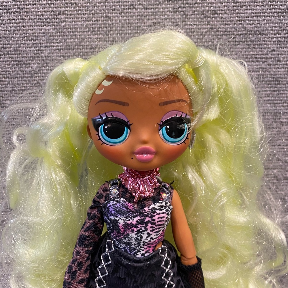 L.O.L. Suprise OMG Fierce Lady Diva Fashion Doll with Blonde Hair and Outfit